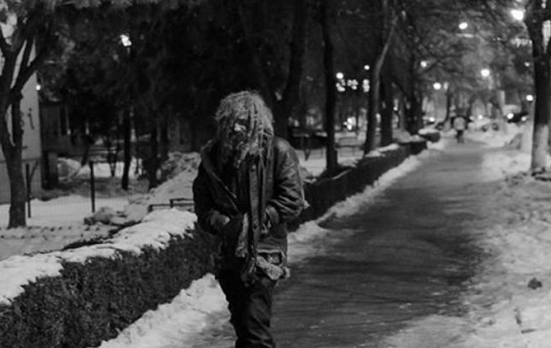 "Isus", un om al străzii din Slatina, a fost tuns și spălat. Cum arată acum fostul homeless