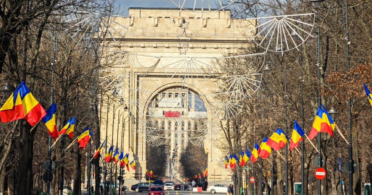 Arcul de Triumf din București, România, de Ziua Națională, 1 Decembrie, cu steaguri arborate. Vedere din Bulevardul Kisseleff. Foto cu caracter ilustrativ: Shutterstock