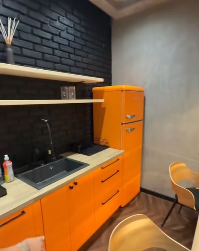 Imagini din noul apartament al Loredanei Chivu. A dat 2.900 de euro pe un frigider portocaliu