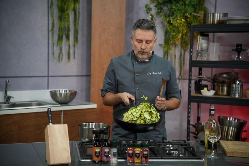 Alexandru Sautner participă la emisiunea „Chefi la cuțite”, de pe Antena 1