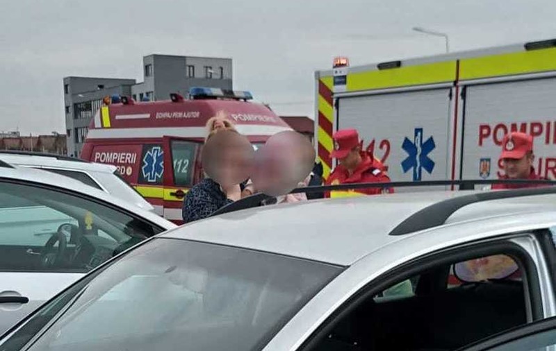 O fetiță de 9 luni a rămas blocată într-o mașină parcată în fața unui mall din Drobeta-Turnu Severin