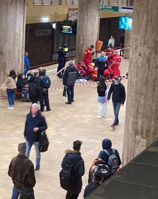 Un bărbat a murit în stația de metrou Piaţa Unirii. Medicii au încercat să îl resusciteze minute în șir