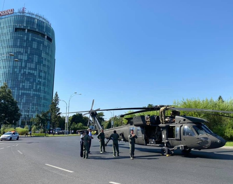 Un elicopter american a aterizat forțat în intersecția de la Aviatorilor și a doborât doi stâlpi. Martor: „Am crezut că e cutremur”