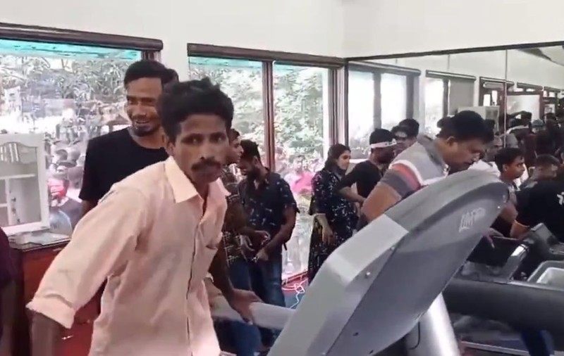 Noi imagini virale din reședința prezidențială din Sri Lanka. Ce au făcut protestatarii după ce au ajuns în palat