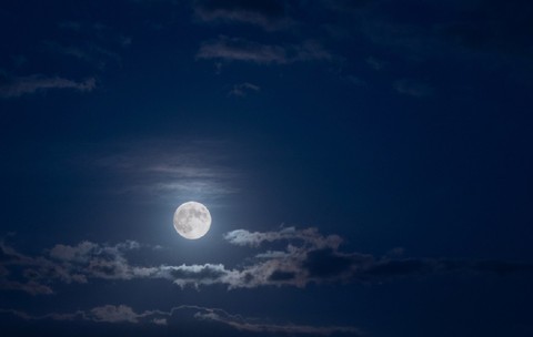 Luna plină în Berbec, 26 septembrie 2026 - Luna plină pe cerul nopții, printre nori răsfirați.