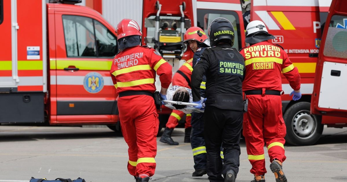 Primii răspunsuri români, pompieri și paramedici, se antrenează pentru a elibera și salva victima unui accident de motocicletă în timpul unui exercițiu