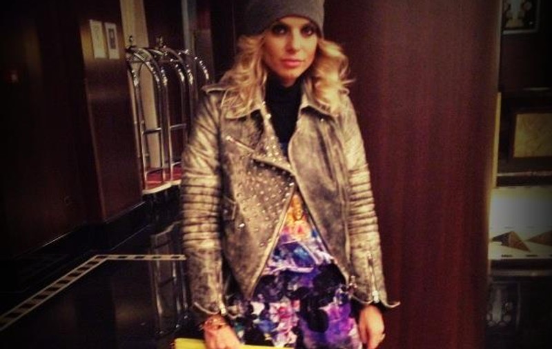Jojo, cu pantaloni coloraţi şi fes la un eveniment monden | FOTO
