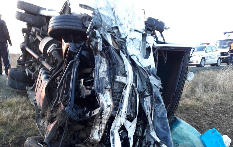 O persoană a murit şi cinci au fost rănite într-un accident în Tariverde din judeţul Constanţa. Impact devastator între un microbuz și o mașină