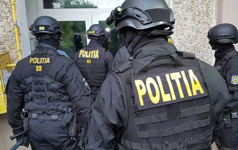 Un bărbat din Botoșani a fost încătușat de mascații care greșiseră adresa, sub ochii soției și ai copilului de trei ani
