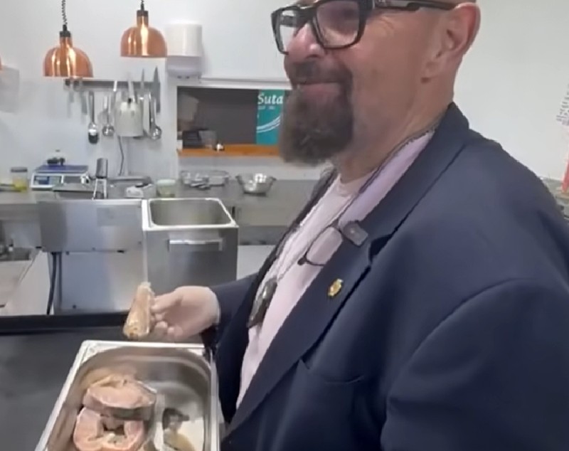 Piedone a spus cum este făcut parizerul din comerț: „Tăiați o felie”. Ce se pune pe mere pentru a ne înșela vizual