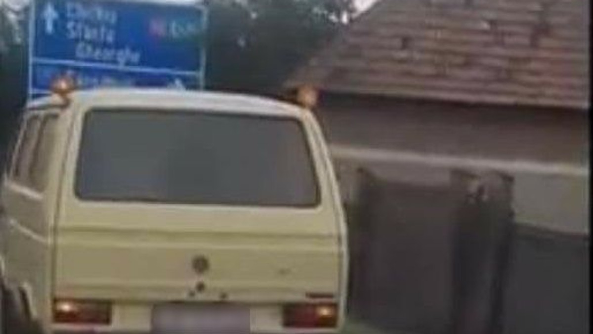 Bărbat filmat în timp ce târa un câine legat de mașină, în Harghita