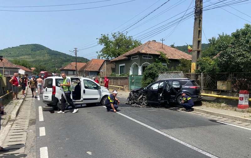 Accident grav în localitatea Șoimuș. Cinci victime, între care o fetiță, după ce două mașini s-au ciocnit