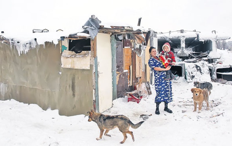 O bucureşteancă locuieşte într-o baracă făcută din uşi de şifonier: «Mi-e frică să nu-mi moară copiii de ger» 