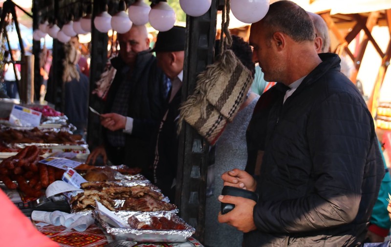 REPORTAJ: De Ziua Produselor Agroalimentare Românești, craiovenii s-au înghesuit să cumpere gogonele și să mănânce sarmale și pâine cu mălai/ FOTO