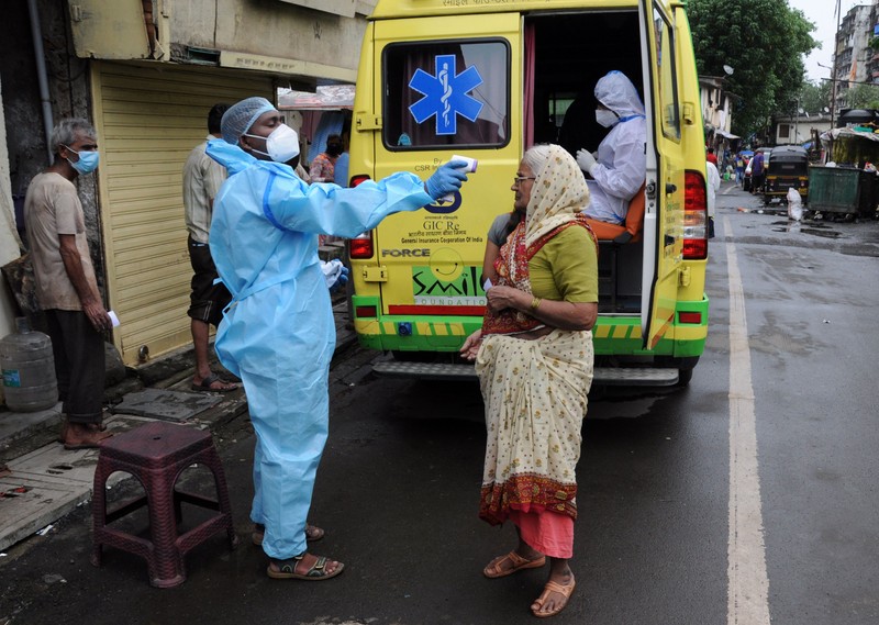Multe dintre spitalele din India sunt pline, iar oamenii primesc ajutor pe stradă (foto Hepta)