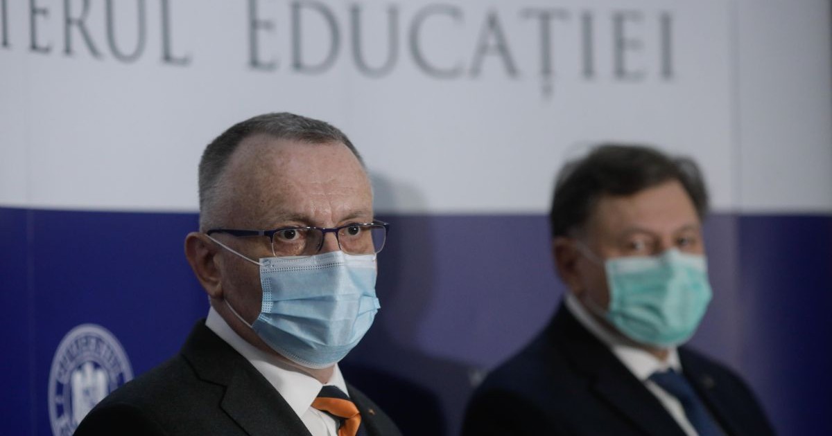 Ministrul Educaţiei, Sorin Mihai Cîmpeanu şi ministrul Sănătăţii, Alexandru Rafila, susțin o conferinţă de presă comună la sediul ministerului Educației, vineri 14 ianuarie 2022. Inquam Photos / George Călin