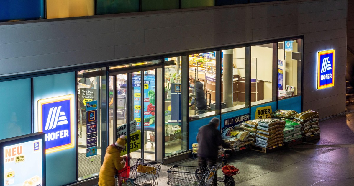 Intrarea într-un supermarket Hofer din Viena