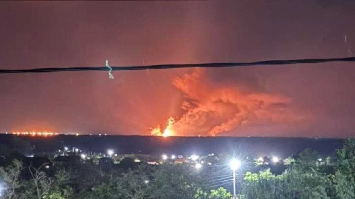 cerul nopții luminat în roșu în timpul unui atac rusesc cu drone în portul ucrainean Izmail. explozia uneia dintre drone este văzută și fotografiată din Tulcea