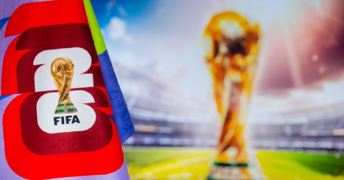 Llogo-ul oficial al Cupei Mondiale în Statele Unite, Mexic și Canada și fundal colorat neclar cu trofeu de aur.