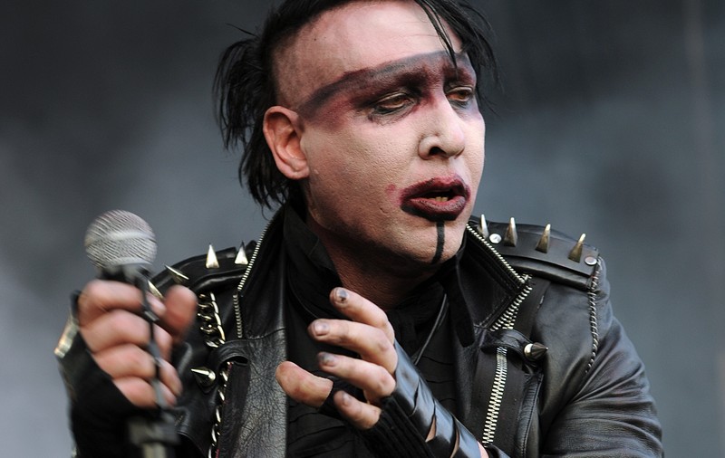 ŢI SE PARE CĂ MARILYN MANSON ARATĂ ÎNGROZITOR CU MACHIAJ? Stai să îl vezi FĂRĂ! Te SPERII!