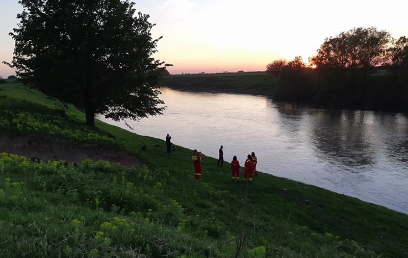 Un tânăr de 28 de ani a dispărut în râul Timiș. Pompierii îl caută de duminică seară