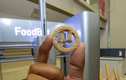 Un biscuite realizat din plastic descompus ar putea fi cheia explorării spațiale.