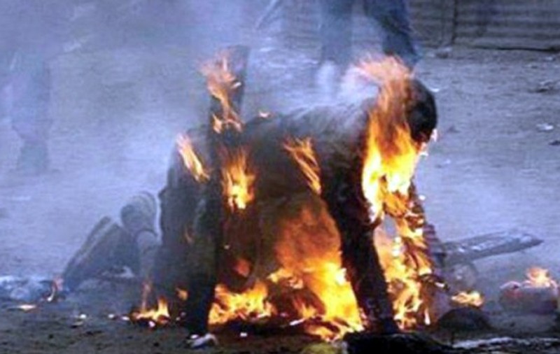 S-a îmbătat și a vrut să se sinucidă dându-și foc după o ceartă cu soția. Părinţii fetei l-au salvat cu ajutorul zăpezii din curte