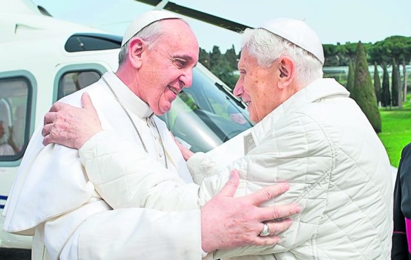Întâlnire istorică! Papa Francisc I a luat prânzul cu predecesorul său