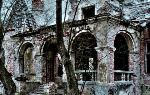 Conacul de 5 milioane de euro abandonat de 15 ani. Ce se ascunde în „cea mai scumpă ruină” din Balcani
