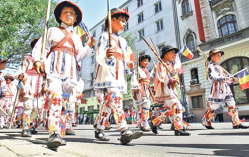 Mâine începe Festivalul Internațional de Folclor! Artiștii defilează pe străzile Capitalei