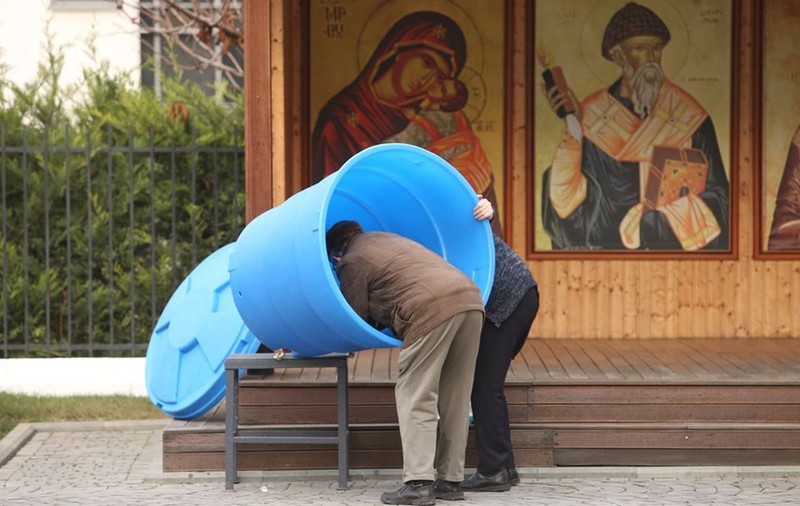 Au început pregătirile pentru Bobotează la Patriarhie și la bisericile din jur. Butoaiele au fost scoase afară și li s-au montat robinete