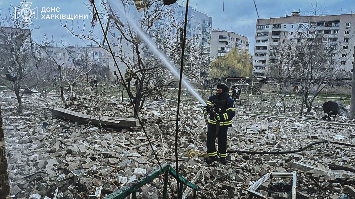 Kupiansk - un pompier ucrainean stinge un incendiu provocat de un bombardament rusesc. Imaagine cu caracter ilustrativ Foto: Hepta