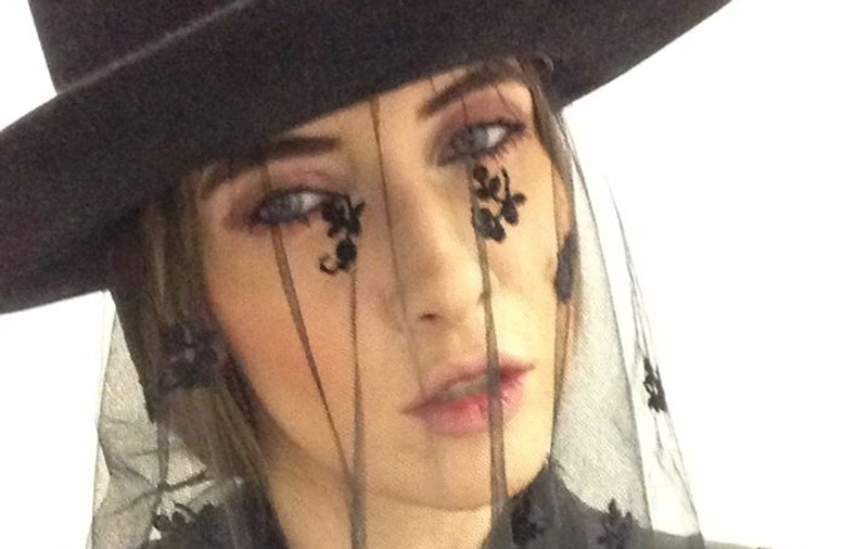 Iulia Albu DĂ DE PĂMÂNT cu Andreea Marin: "Degeaba pozează ca o divă. NU ŞTIE SĂ SE ÎMBRACE". Vezi ŢINUTA care a ORIPILAT-O! FOTO
