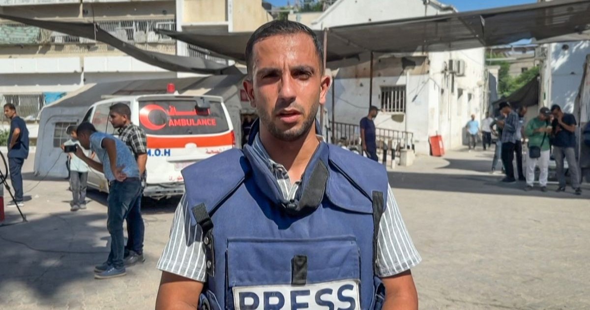 captură de ecran, realizată de AFPTV pe 11 august 2025, îl prezintă pe Anas al-Sharif de la Al-Jazeera, purtand o vesta albastra pe care scrie PRESS, vorbind în timpul unui interviu AFP în orașul Gaza, pe 1 august 2024