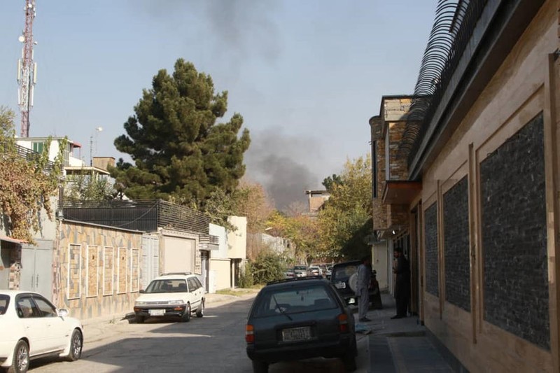 Fum dens văzut la locul exploziilor din fața spitalului militar din Kabul. Foto:Epa-