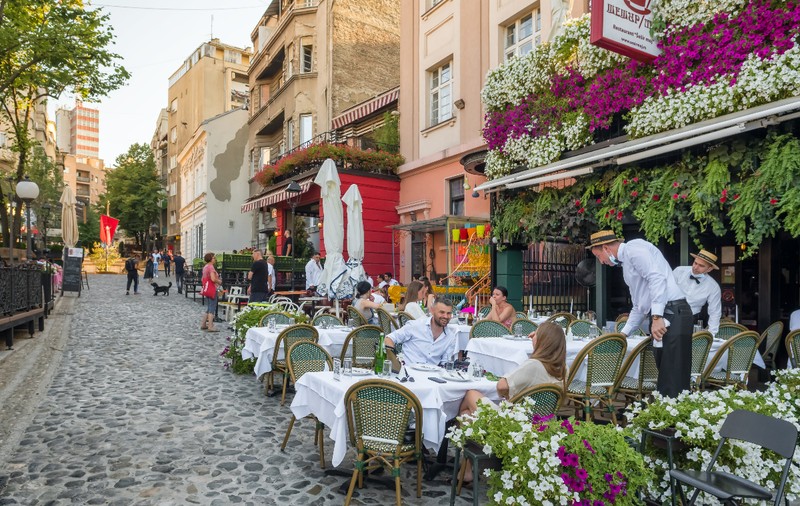 Cafea la 2 euro, prânz pentru două persoane la 20 euro și plimbare cu barca la doar 7 euro, într-o destinație dintr-o țară vecină cu România