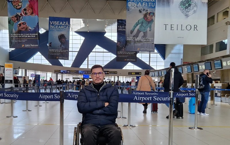 Fostul rugbist George Baltă, imobilizat în scaun cu rotile, afirmă că nu i s-a permis îmbarcarea într-un avion TAROM „pe motiv de siguranţă”. Reacția companiei