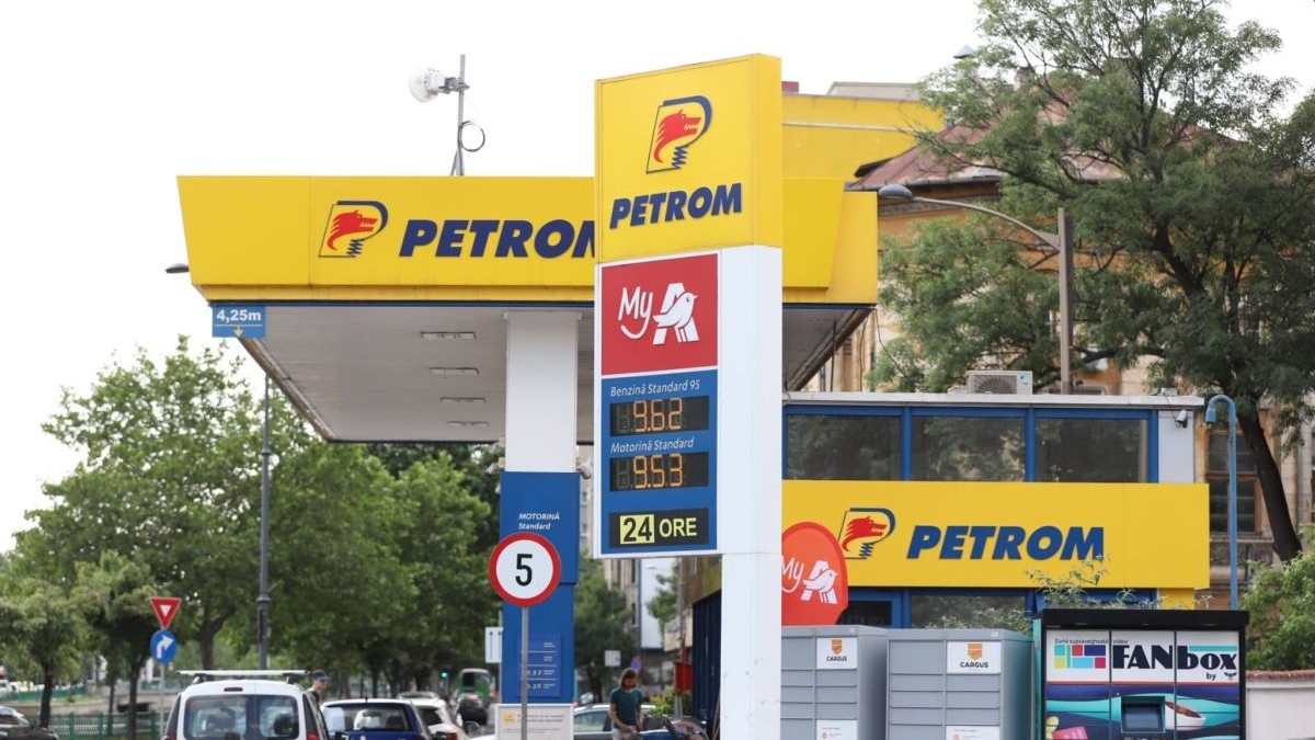 Mai multe mașini stau la rând pentru a alimenta într-o stație Petrom din București, 6 iunie 2026