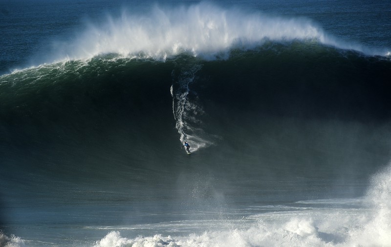 Un surfer brazilian experimentat, supranumit „Mad Dog”, a murit înghițit de un val-monstru, la Nazaré, în Portugalia