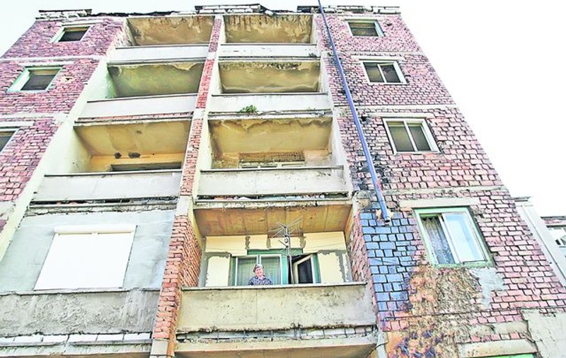 Elena Mancaş, unul dintre puţinii oameni care mai STAU în blocurile-ruină din fosta localitate minieră Ghelari: «O să murim îngropaţi sub cărămizile astea»