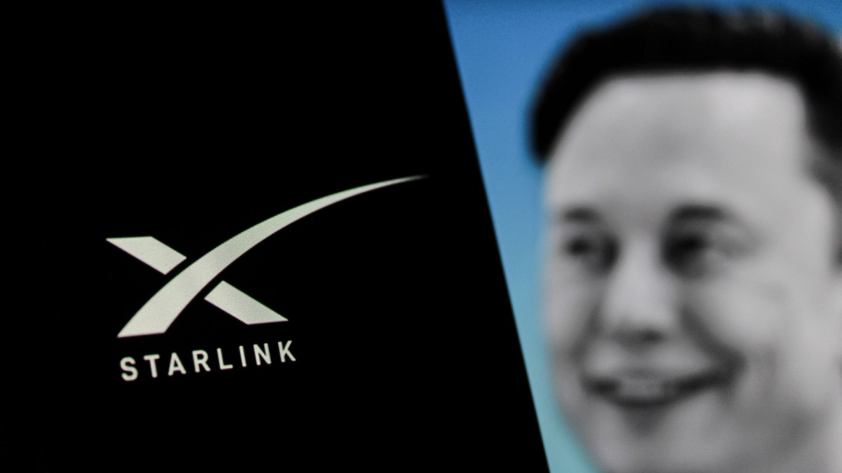 Poză din profil cu Elon Musk într-un colaj în care apare și logo-ul Starlink pe un fundal negru.