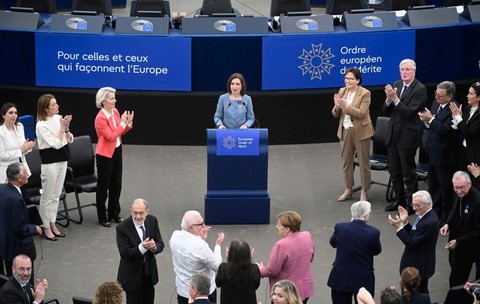 Maia Sandu a fost aplaudată în picioare de toți cei prezenți în plenul Parlamentului European. Ea a fost decorată cu Ordinul European de Merit