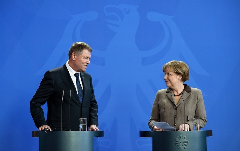 Klaus Iohannis, întâlnire cu Angela Merkel, la Munchen. Şeful statului participă la Conferinţa internaţională de securitate, ca reprezentant al ţării care deţine preşedinţia Consiliului UE
