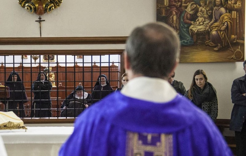 Un preot a jucat banii parohiei la jocuri de noroc