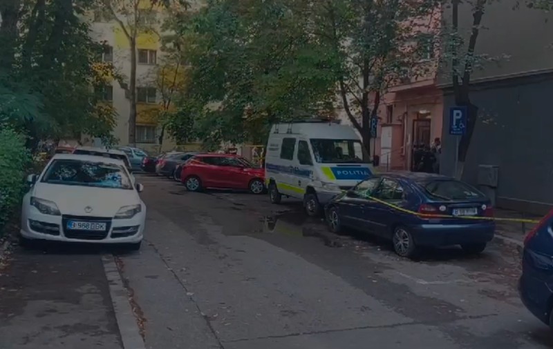 Triplă crimă în București. O femeie, fiul și fiica ei, găsiți morți într-un apartament. Doi suspecți, fii ai victimei, au fost duși la audieri