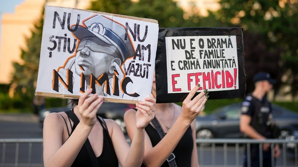 Persoane participa la un protest intitulat Niciuna infranta. Niciuna uitata. Niciuna mai putin. impotriva violentei asupra femeilor, in Piata Victoriei din Bucuresti, miercuri, 18 iunie 2025.