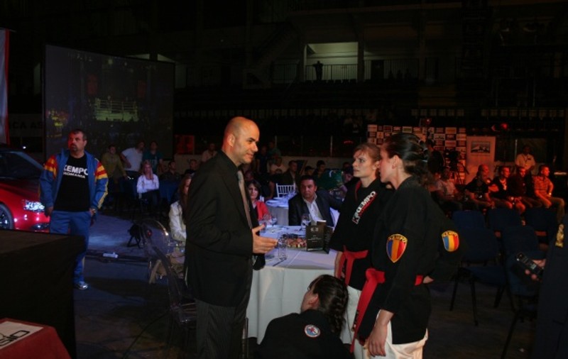 Şoc! Pumni şi picioare între fete la Gala K1