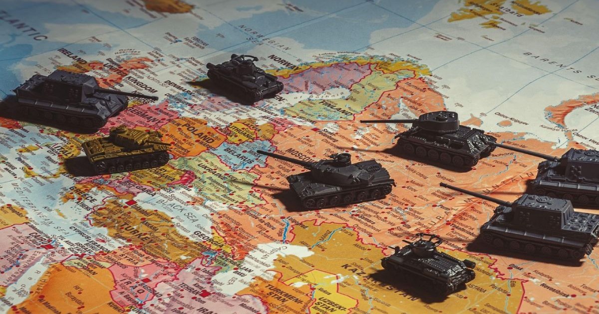 Tancuri de jucărie pe o hartă îndreptându-se din Rusia spre Europa.