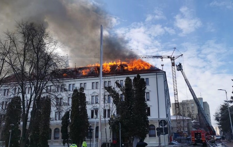 Un conductor electric defect, cauza probabilă a incendiului de la Palatul Administrativ din Suceava