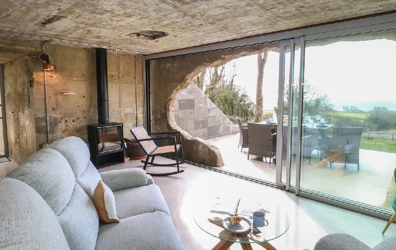 Buncăr din Al Doilea Război Mondial, transformat în casă de vacanță cu vedere la mare. Arhitecții au păstrat pereții originali din beton
